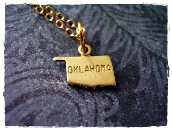 Winzige Gold Oklahoma State Halskette - Rohmessing Anhänger An Einer Zarten 14Kt Filled Kabelkette Oder Winzige Gold Oklahoma State Halskette - Rohmessing Anhänger An Einer Zarten 14Kt Filled Kabelkette Oder von EvelynMaeCreations