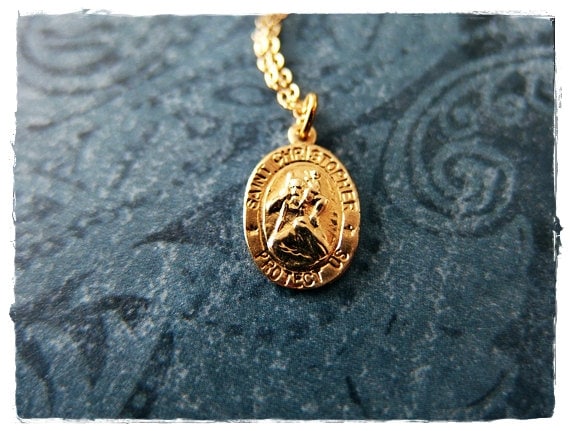 Winzige Gold St Christopher Halskette - Winziger Anhänger An Einer Zarten 14Kt Filled Kabelkette Oder von EvelynMaeCreations
