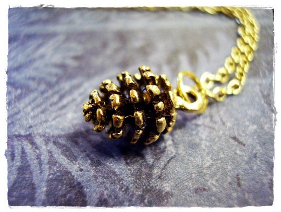 Winzige Gold Tannenzapfen Halskette - Antiker Zinn Anhänger An Einer Zarten Vergoldeten Kabelkette Oder Nur von EvelynMaeCreations