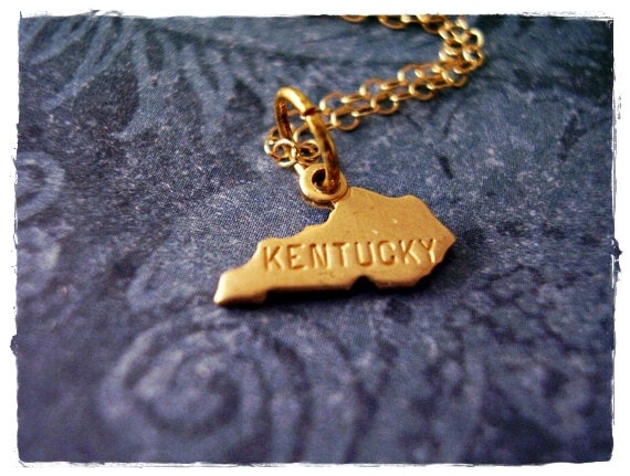 Winzige Goldene Kentucky State Halskette - Rohmessing Anhänger An Einer Zarten 14Kt Vergoldeten Kabelkette Oder von EvelynMaeCreations