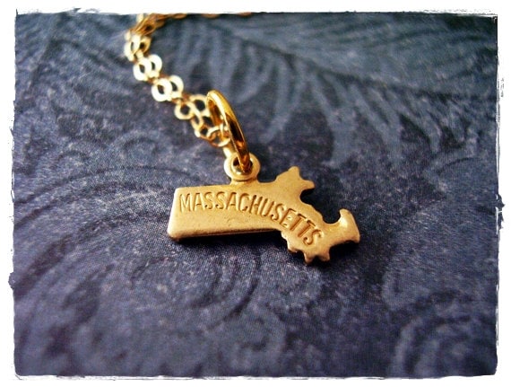 Winzige Goldene Massachusetts State Halskette - Rohmessing Anhänger An Einer Zarten 14Kt Gold Gefüllten Kabelkette Oder von EvelynMaeCreations