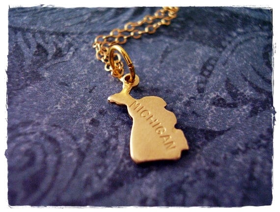 Winzige Goldmichigan State Halskette - Rohmessingmichigan Charm An Einer Zarten 14Kt Gold Filled Kabelkette Oder Anhänger von EvelynMaeCreations