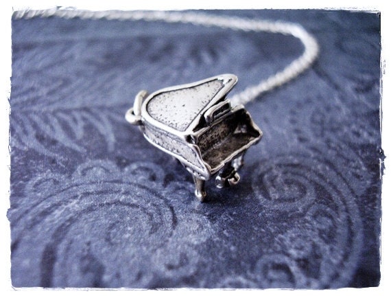 Winzige Klavier Halskette - Sterling Silber Anhänger An Einer Zarten Kabelkette Oder von EvelynMaeCreations