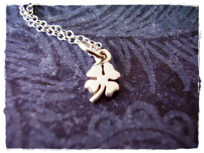 Winzige Klee Halskette - Sterling Silber Anhänger An Einer Zarten Kabelkette Oder von EvelynMaeCreations