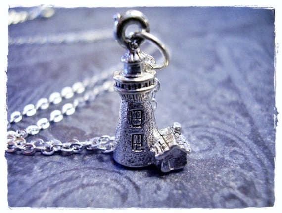 Winzige Leuchtturm-Halskette - Silberner Zinn-Leuchtturm-Anhänger An Einer Zarten Edelstahl-Kabelkette Oder Anhänger von EvelynMaeCreations