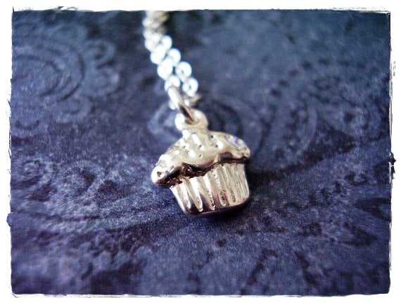 Winzige Muffin-Halskette - Sterlingsilber-Muffinanhänger An Einer Zarten Sterlingsilber-Kabelkette Oder Anhänger von EvelynMaeCreations