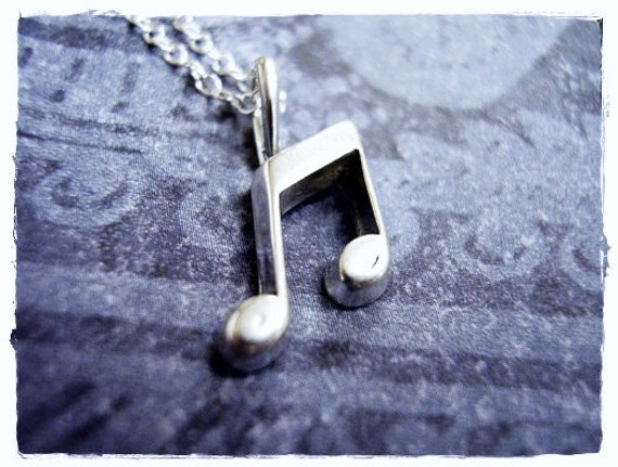Winzige Musik Noten Halskette - Sterling Silber Anhänger An Einer Zarten Kabelkette Oder von EvelynMaeCreations