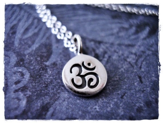 Winzige Om Halskette - Sterling Silber Anhänger An Einer Zarten Kabelkette Oder von EvelynMaeCreations