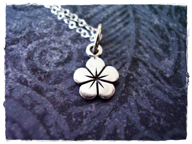Winzige Petunia Blume Halskette - Sterling Silber Anhänger An Einer Zarten Kabelkette Oder von EvelynMaeCreations