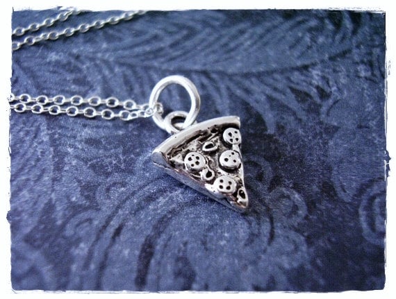 Winzige Pizza Stück Halskette - Sterling Silber Anhänger An Einer Zarten Kabelkette Oder von EvelynMaeCreations