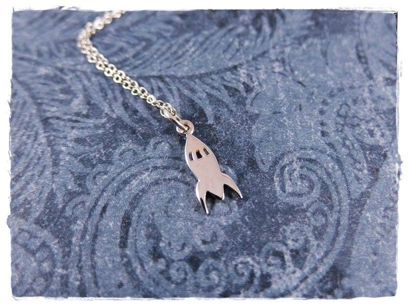 Winzige Raketen Halskette - Sterling Silber Anhänger An Einer Zarten Kabel Kette Oder von EvelynMaeCreations