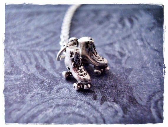 Winzige Rollschuhe Halskette - Sterling Silber Anhänger An Einer Zarten Kabelkette Oder von EvelynMaeCreations