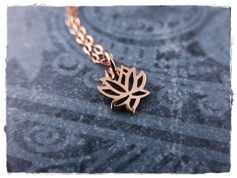 Winzige Rosegold Lotusblumenhalskette - 18Kt Roségold-Plattenlotusblumenanhänger An Einer Zarten 14Kt Roségold Gefüllten Kabelkette Oder Anhänger von EvelynMaeCreations