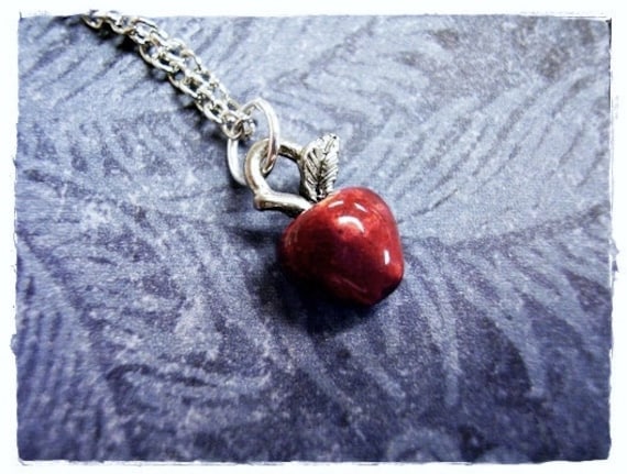 Winzige Rote Apfel Halskette - Emaillierter Antiker Zinnfarbener Roter Anhänger An Einer Zarten Edelstahl-Kabelkette Oder von EvelynMaeCreations