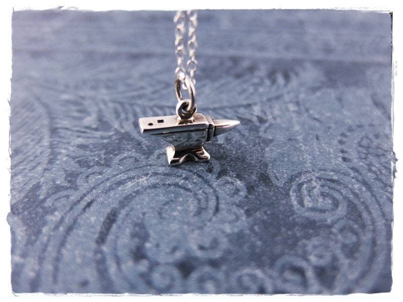 Winzige Silber Amboss Halskette - Sterling Anhänger An Einer Zarten Kabelkette Oder von EvelynMaeCreations
