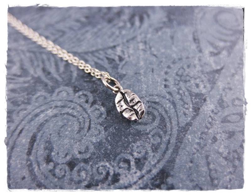Winzige Silber Espresso Bohne Halskette - Sterling Anhänger An Einer Zarten Kabelkette Oder von EvelynMaeCreations