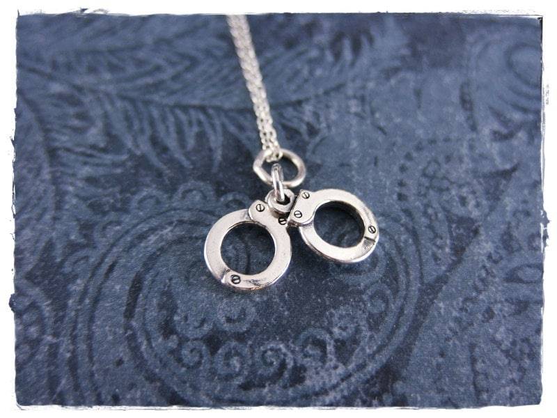 Winzige Silber Handschellen Halskette - Charm Aus Sterling An Einer Zarten Kabel Kette Oder Anhänger von EvelynMaeCreations