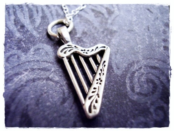 Winzige Silber Harfe Halskette - Sterling Anhänger An Einer Zarten Kabelkette Oder von EvelynMaeCreations