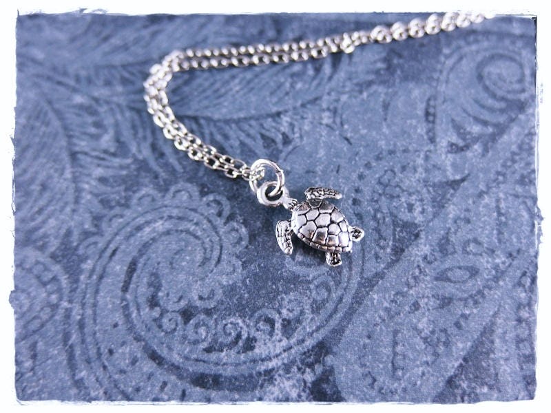 Winzige Silber Meeresschildkröten-Halskette - Antiker Zinn Meeresschildkröten-Anhänger An Einer Zarten Edelstahl-Kabelkette Oder Anhänger von EvelynMaeCreations