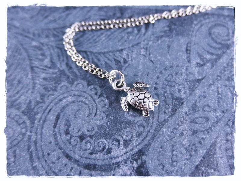 Winzige Silber Meeresschildkröten-Halskette - Antiker Zinn Meeresschildkröten-Anhänger An Einer Zarten Edelstahl-Kabelkette Oder Anhänger von EvelynMaeCreations