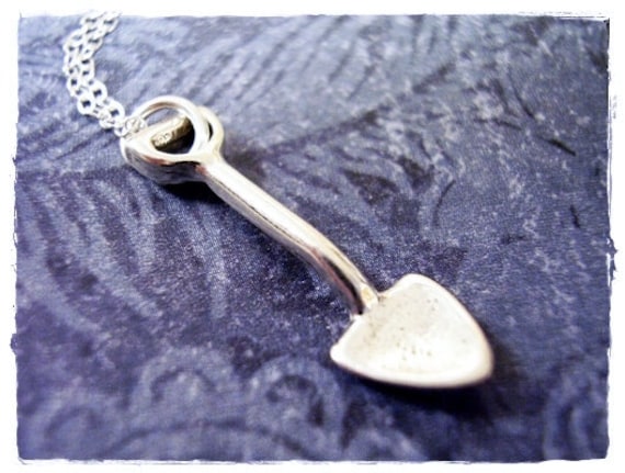 Winzige Silber Schaufel Halskette - Sterling Anhänger An Einer Zarten Kabelkette Oder von EvelynMaeCreations