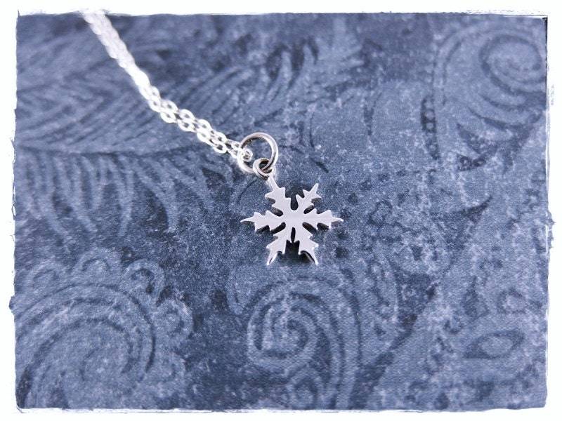 Winzige Silber Schneeflocke Halskette - Winziger Sterling Schneeflocken Anhänger An Einer Zarten Kabelkette Oder von EvelynMaeCreations