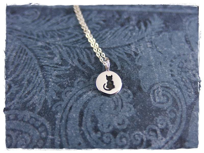Winzige Silber Schwarze Katze Halskette - Sterling Anhänger An Einer Zarten Kabel Kette Oder von EvelynMaeCreations