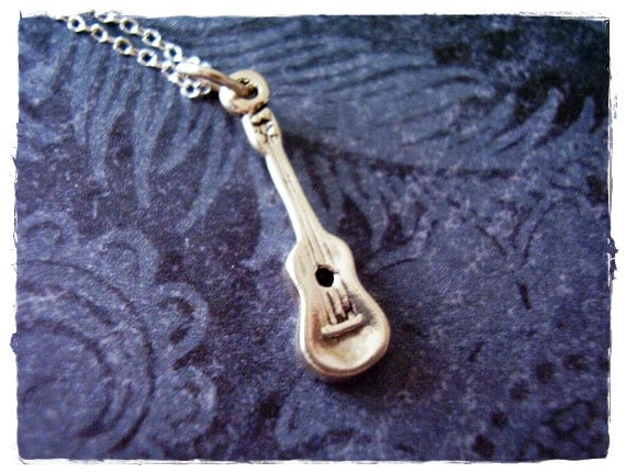 Winzige Silber Ukulele Halskette - Sterling Anhänger An Einer Zarten Kabelkette Oder von EvelynMaeCreations