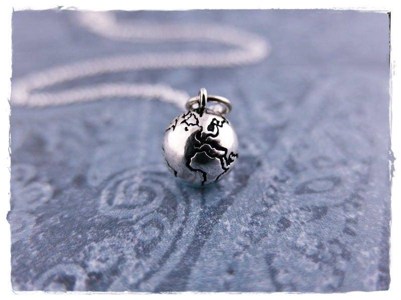 Winzige Silberne Erdkugel Halskette - Sterling Silber Anhänger An Einer Zarten Kabelkette Oder von EvelynMaeCreations