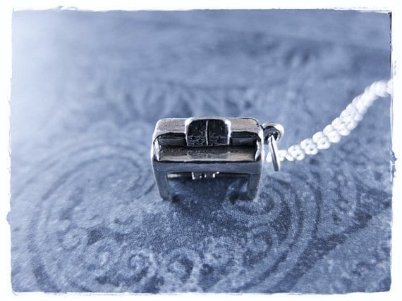 Winzige Spinett Klavier Halskette - Sterling Silber Anhänger An Einer Zarten Kabelkette Oder von EvelynMaeCreations