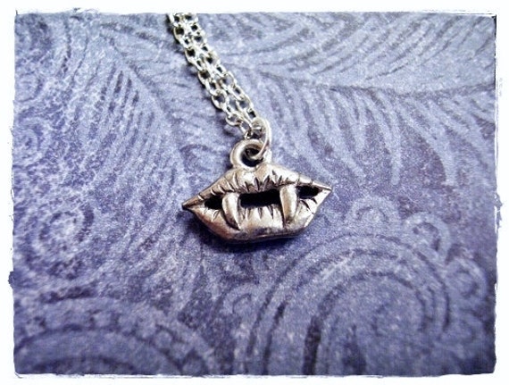 Winzige Vampirzähne Halskette - Antiker Zinn Anhänger An Einer Zarten Edelstahl Kabelkette Oder von EvelynMaeCreations