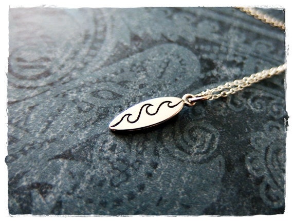 Winzige Welle Surfbrett Halskette - Sterling Silber Anhänger An Einer Zarten Kabelkette Oder von EvelynMaeCreations