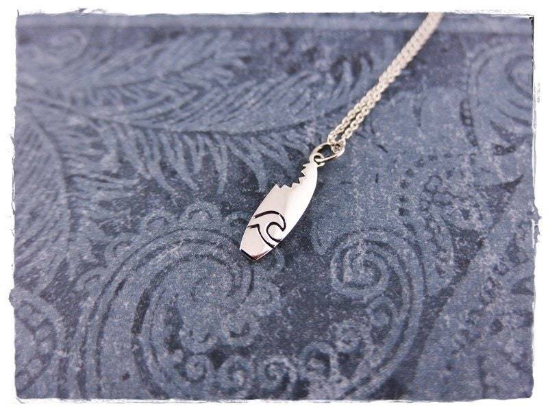 Winziger Hai Gebissen Surfbrett Halskette - Sterling Silber Anhänger An Einer Zarten Kabelkette Oder von EvelynMaeCreations