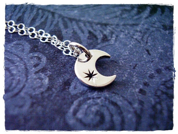 Winziger Halbmond Anhänger An Einer Zarten Sterling Silber Kabelkette Oder von EvelynMaeCreations