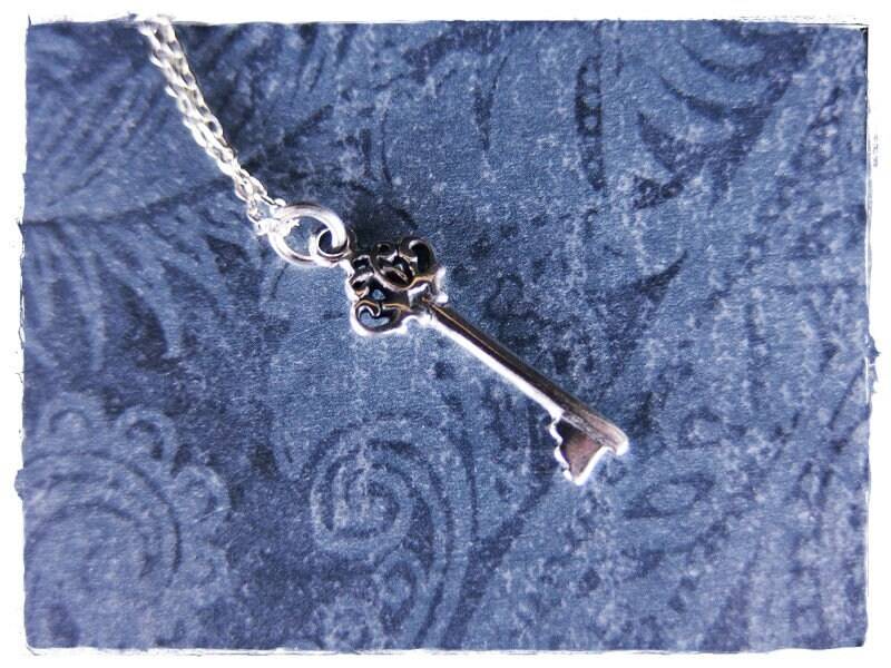 Winziger Kronenschlüssel Halskette - Sterling Silber Anhänger An Einer Zarten Kabelkette Oder von EvelynMaeCreations