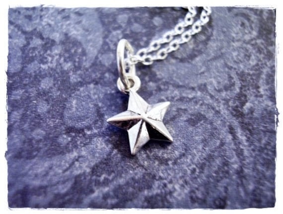 Winziger Maritimer Stern Anhänger An Einer Zarten Sterling Silber Kabelkette von EvelynMaeCreations
