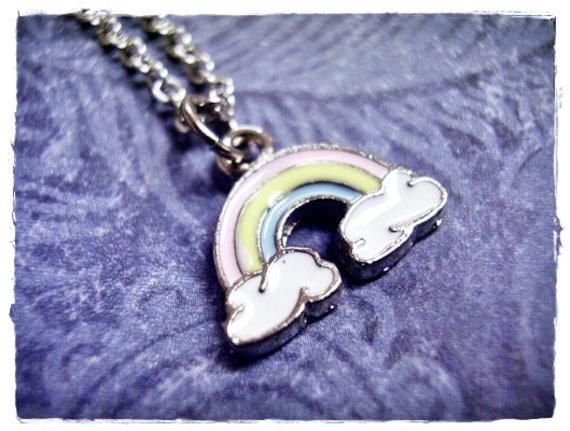 Winziger Pastellfarbener Regenbogen - Emaillierter Antiker Zinn Regenbogen-Charme An Einer Zarten Edelstahl-Kabelkette Oder Anhänger von EvelynMaeCreations