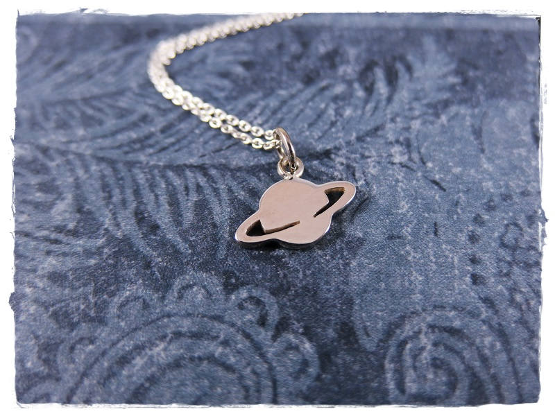 Winziger Saturn Anhänger - Sterling Silber An Einer Zarten Kabelkette von EvelynMaeCreations