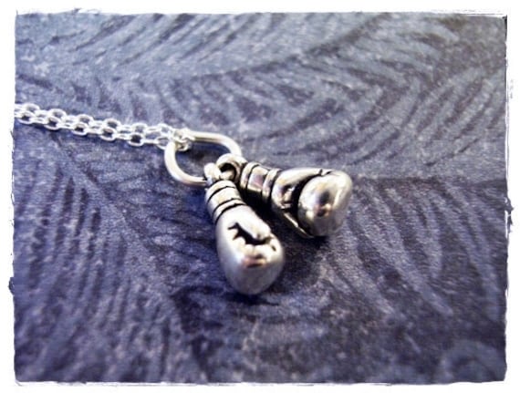 Winziger Silber Boxhandschuh Anhänger - Sterling An Einer Zarten Kabelkette Oder Nur von EvelynMaeCreations
