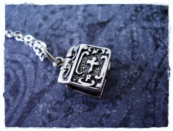 Winziges Bibel-Medaillon - Sterlingsilber-Bibel-Medaillon Auf Einer Zarten Sterlingsilber-Kabelkette Oder Einem Medaillon von EvelynMaeCreations