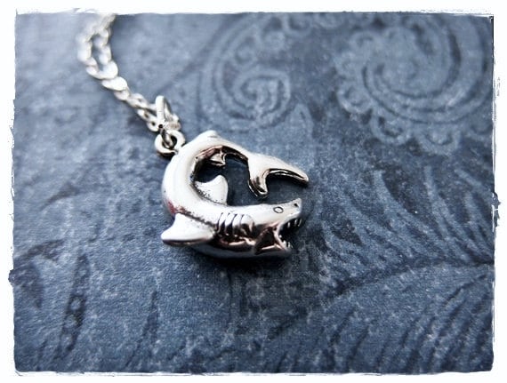 Wütend Hai Silber Halskette - Sterling Charme Auf Einer Zarten Kabel Kette Oder Anhänger von EvelynMaeCreations