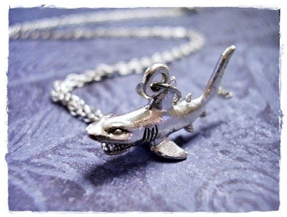 Wütend Hai Silber Halskette - Zinn Angry Shark Anhänger An Einer Edelstahl Kabelkette Oder von EvelynMaeCreations