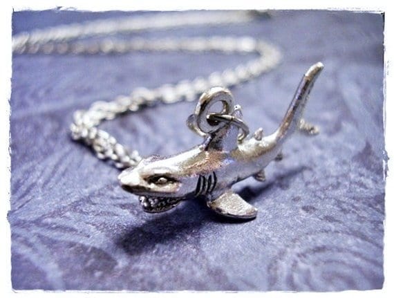 Wütend Hai Silber Halskette - Zinn Angry Shark Anhänger An Einer Edelstahl Kabelkette Oder von EvelynMaeCreations