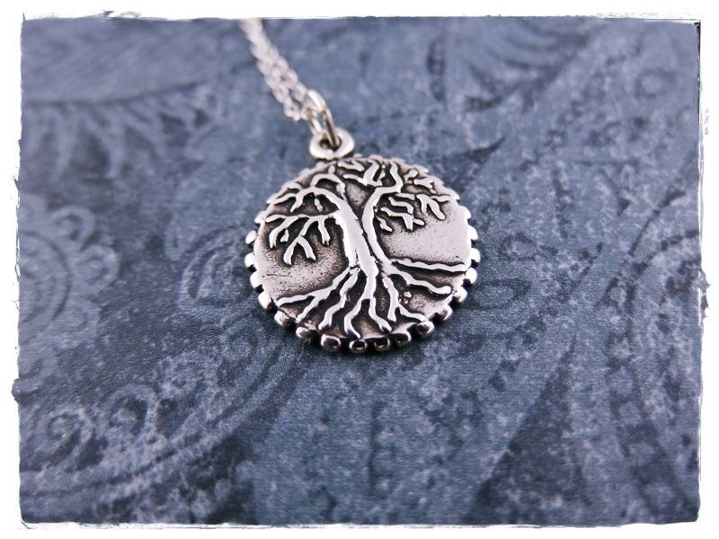 Yggdrasil Silberkette - Sterling Silber Anhänger Auf Einer Zarten Kabelkette Oder von EvelynMaeCreations