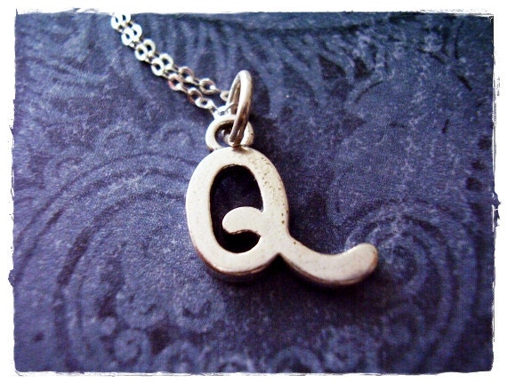 sterling Silber Kursive Q Initial Halskette - Kursiver Anfangsbuchstabe Anhänger An Einer Zarten Kabelkette Oder von EvelynMaeCreations