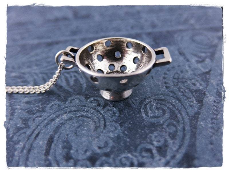 sterling Silber Sieb Anhänger An Einer Zarten Kabelkette Oder von EvelynMaeCreations