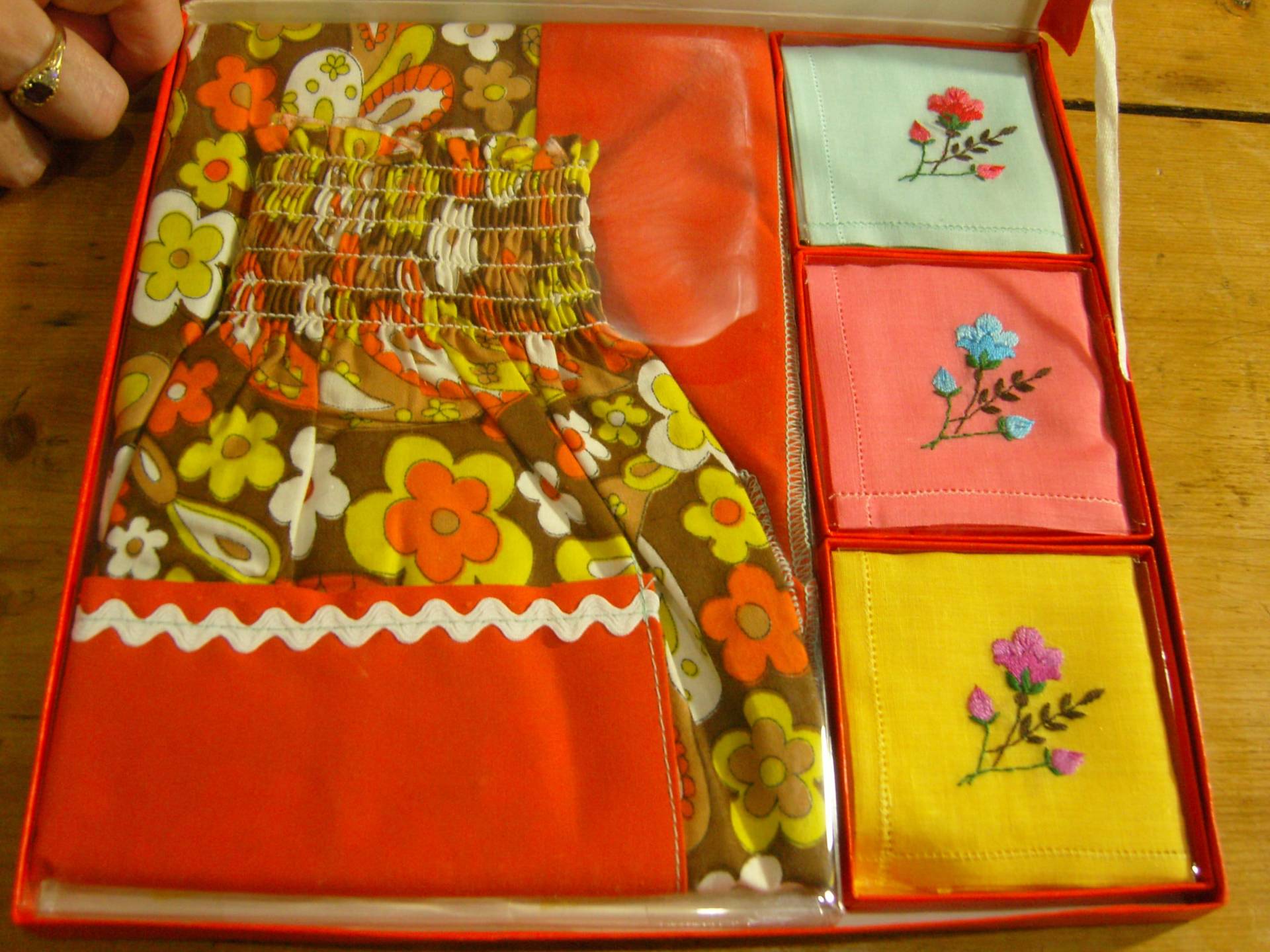 Vintage Floral Halbe Schürze Und Taschentuch Boxed Set von EvelynMaiVintage