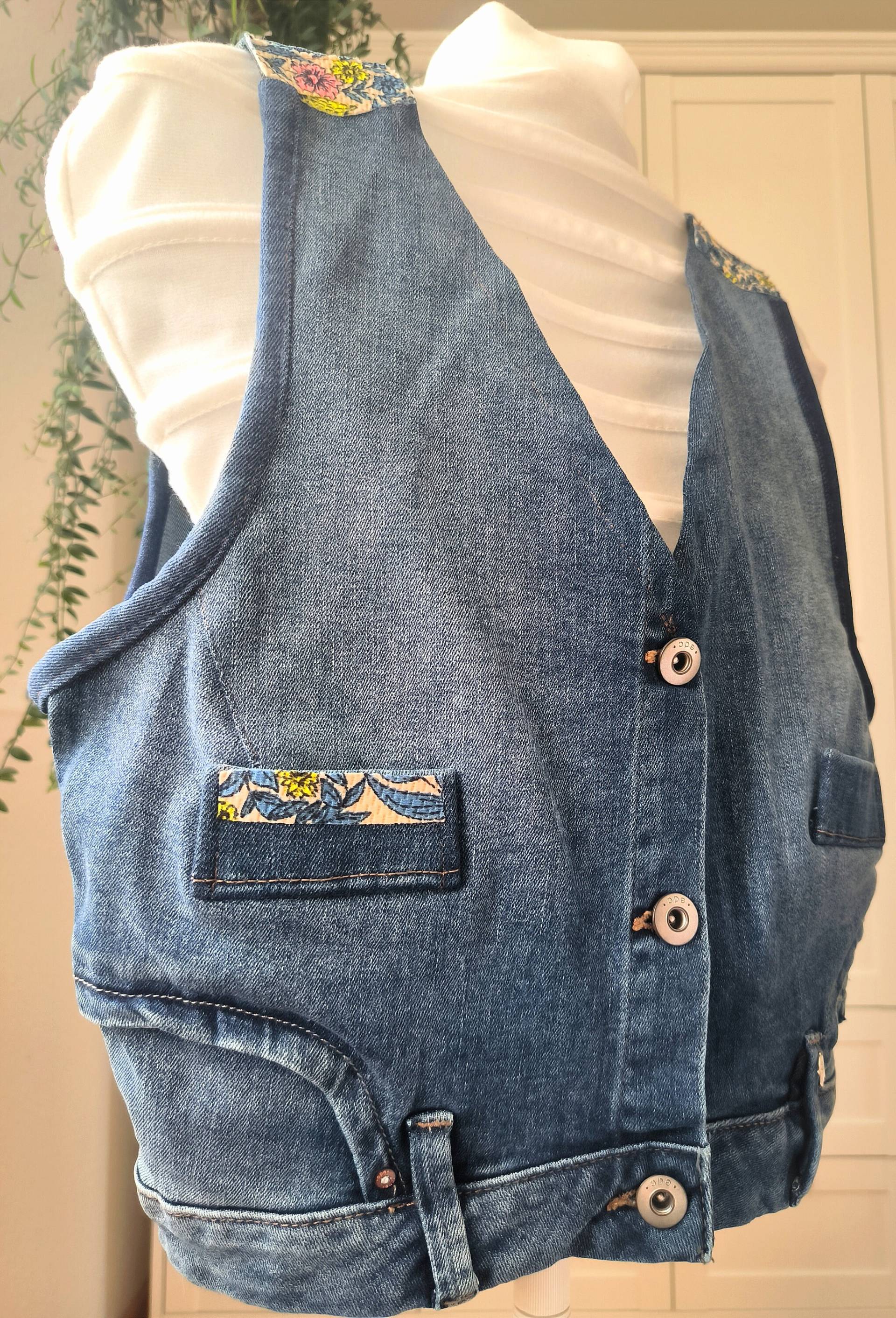 Handgefertigte Damenweste Gr. S/M Jeansupcycling Handgefertigte Damenweste Gr. S/M Jeansupcycling von EvelynSzaboUpcycling