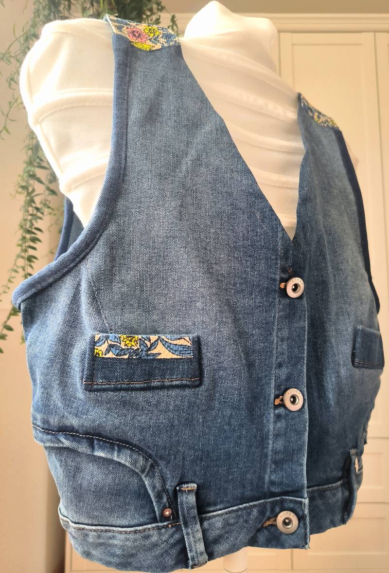Handgefertigte Damenweste Gr. S/M Jeansupcycling Handgefertigte Damenweste Gr. S/M Jeansupcycling von EvelynSzaboUpcycling