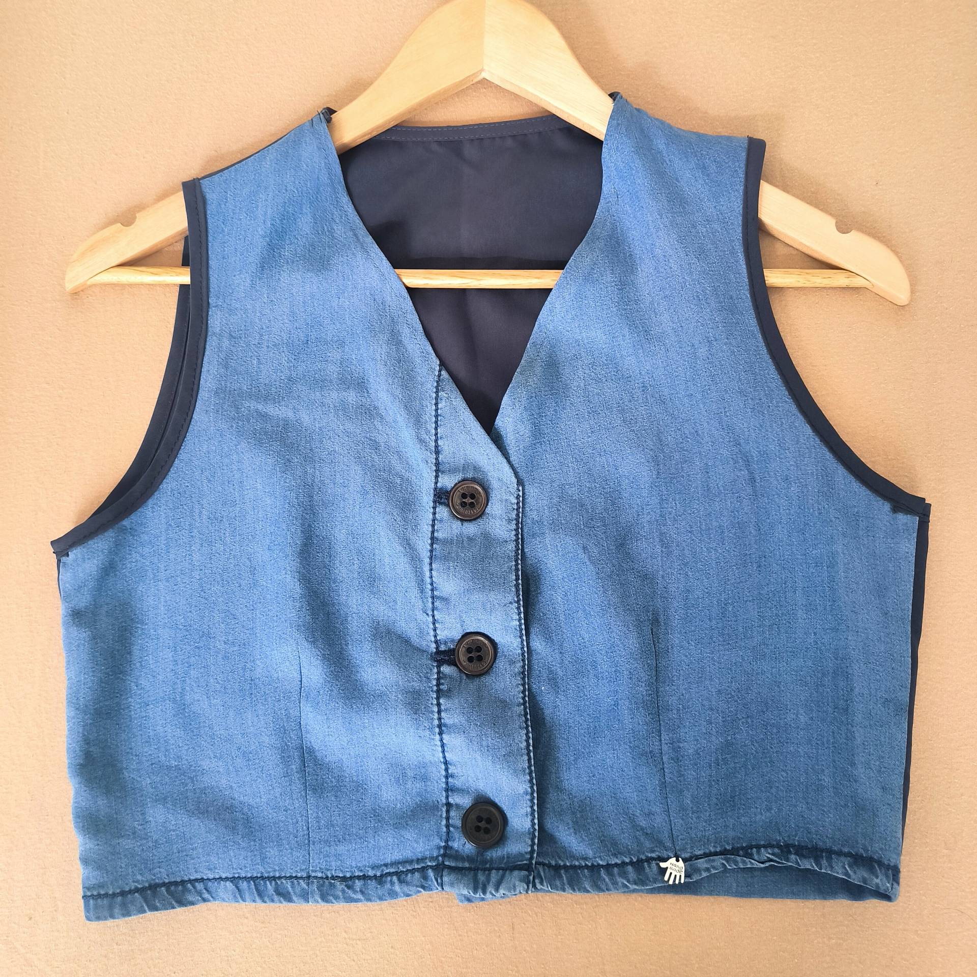 Handgefertigte Damenweste Jeansupcycling Gr.s/M ... Auch Als Set Mit Einer Zweiten Weste Und Stoffhose Erhältlich Handgefertigte Damenweste Jeansupcycling Gr.s/M ... Auch Als Set Mit Einer Zweiten Weste Und Stoffhose Erhältlich von EvelynSzaboUpcycling